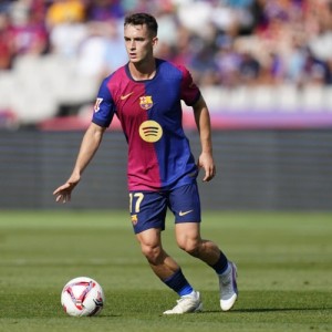 每体：多支球队有意但卡萨多想留队竞争，巴萨将在几天内和他面谈